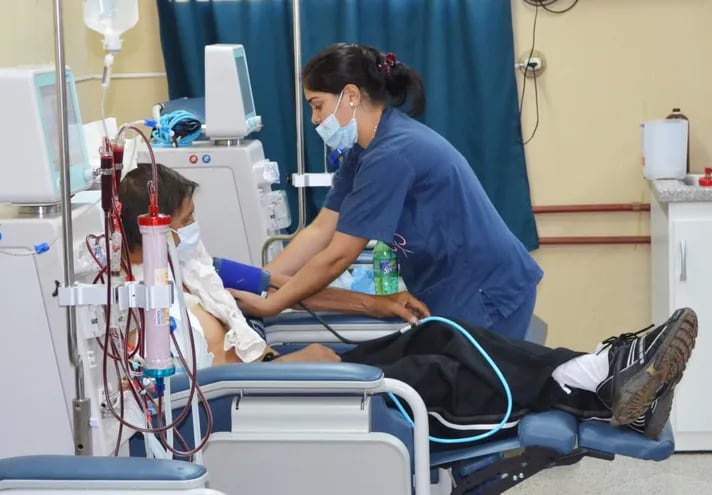 Unos 370 pacientes de Asunción, Coronel Oviedo y Alto Paraná, quedarían sin el servicio de hemodiálisis si el IPS y el Ministerio de Salud no pagan sus deudas.