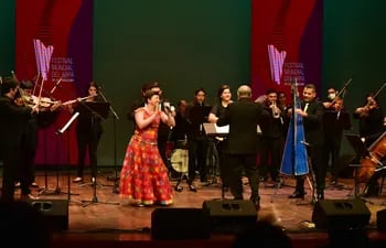 Cristina Bitiusca y Alcides Ovelar, del dúo Eurolatin, compartiendo escenario con la Orquesta Sinfónica Nacional, dieron inicio al festival.