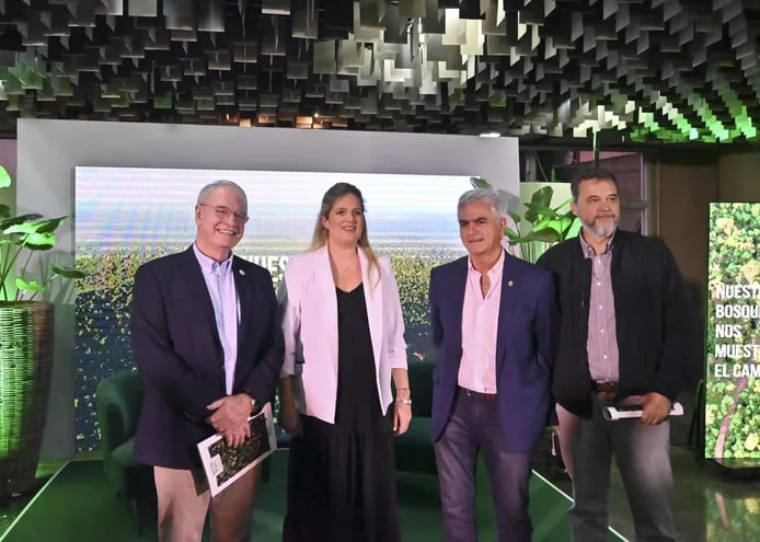 La presidente del Infona, Cristina Goralewski, con el titular de la ARP, Dr. Pedro Galli y otros exponentes del sector productivo ganadero, tras el acto de presentación del informe de deforestación, en el BCP.