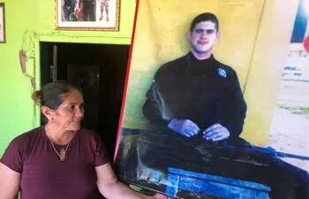 Obdulia Florenciano de Morínigo al lado de la foto de su hijo, el suboficial Edelio Morínigo, quien fue secuestrado por el EPP hace más de ocho años.