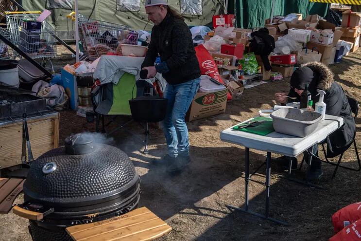 Refugiados de guerra de Ucrania en el cruce fronterizo polaco-ucraniano en Hrebenne, Polonia, el 14 de marzo de 2022. Según cifras del Alto Comisionado de las Naciones Unidas para los Refugiados (ACNUR), más de 2,8 millones de ucranianos han huido de su país desde que Rusia comenzó su invasión militar de Ucrania el 24 de febrero de 2022.