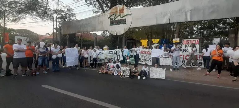 Manifestantes protestan frente al complejo deportivo Los Arrayanes, el pasado 14 de octubre.
