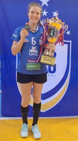 La paraguaya Sabrina Fiore con su medalla y el trofeo del tercer lugar logrado en Wuxi, China, la semana pasada.