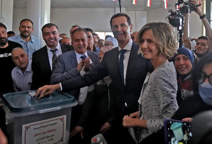El presidente sirio Bashar al Asad y su esposa Asma sufragan en un centro de votación en la ciudad de Duma.