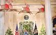 La Primera Dama de los Estados Unidos, Jill Biden, pronuncia un discurso durante la presentación de la decoración navideña de la Casa Blanca de 2023, en el Gran Vestíbulo de la Casa Blanca en Washington, DC