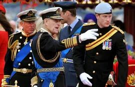 En esta foto de archivo, de izquierda a derecha, miembros de la familia real: Príncipe Carlos de Gales, príncipe Felipe de Edimburgo, el príncipe Guillermo (detrás de Felipe) y el príncipe Enrique. Estos dos últimos caminarán separados en el último adiós a su abuelo. AFP.