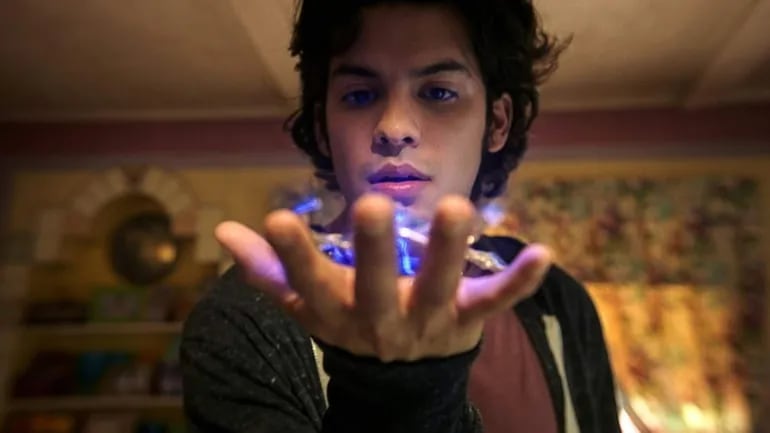 Xolo Maridueña interpreta a Jaime Reyes, el joven que inesperadamente se transforma en "Blue Beetle".