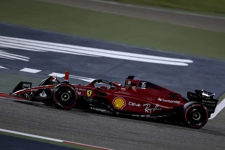 Desde la”pole” hasta la bandera a cuadros, el monegasco Charles Leclerc supo ganar esta primera carrera del año en Baréin para el equipo Ferrari, por delante de su compañero Carlos Sainz Jr.