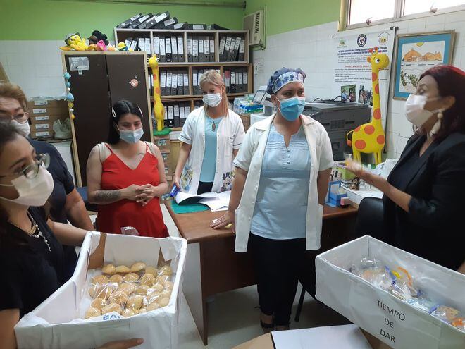 Varias mujeres privadas de su libertad del Hogar Nueva Esperanza fueron hasta el Hospital Niños de Acosta Ñu a donar galletitas artesanales que elaboraron.