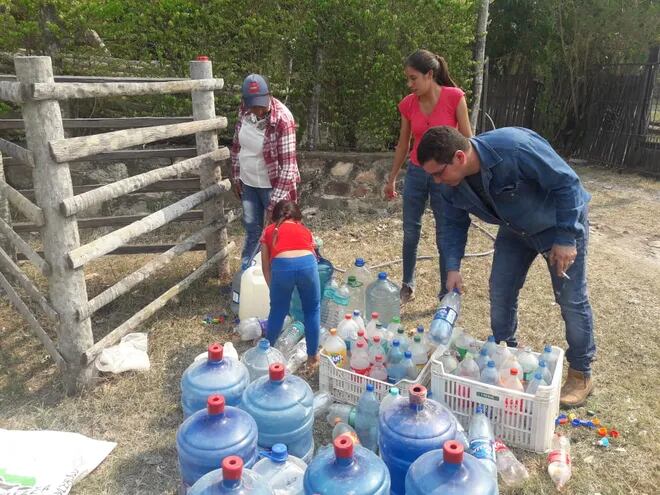 Cualquier recipiente sirve para recolectar agua para comunidades del Chaco que están siendo afectadas por la sequía.