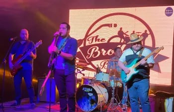 El grupo guaireño The Brothers Band hizo vibrar al público el fin de semana con su variado repertorio de rock, en el Food Park Gua'i de Villarrica.