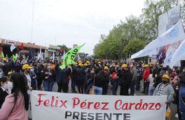 Poco más de 500 docentes se manifestaron en el Cruce Villarrica-Paraguarí.