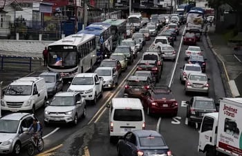 Vista del tráfico que según varios estudios indican, el sistema de transporte costarricense es el más contaminante de Centroamérica, en San José. La mayoría de las urbes de América Latina y el Caribe son insostenibles.
