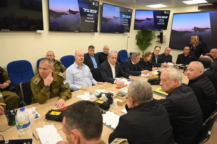 El primer ministro de Israel, Benjamín Netanyahu, durante la reunión del Gabinete de Guerra con carácter de urgencia el pasado sábado, tras la agresión iraní a su territorio.