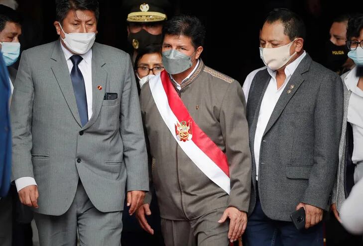 El presidente del Perú pedro Castillo (c) es visto a su salida del Congreso,  en Lima.