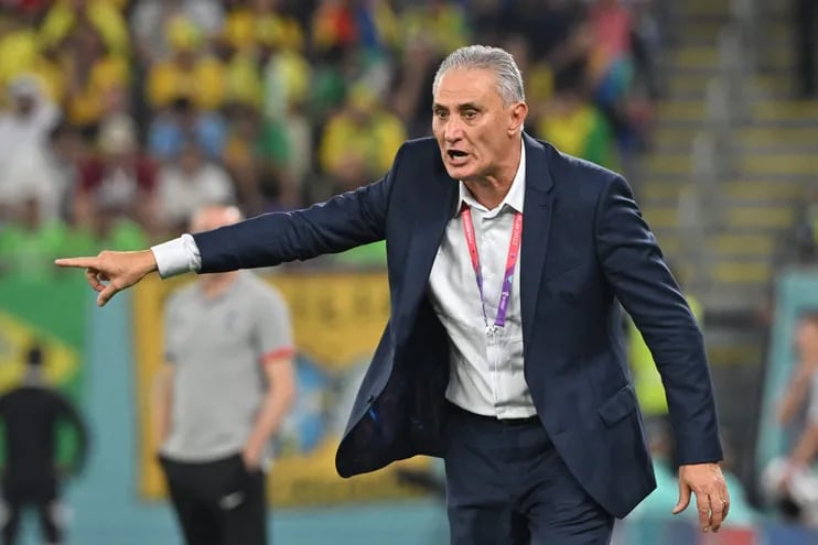 El entrenador, Tite, da instrucciones a sus jugadores desde la línea de banda durante el partido de fútbol de octavos de final de la Copa Mundial Qatar 2022 entre Brasil y Corea del Sur en el Estadio 974 en Doha el 5 de diciembre de 2022.