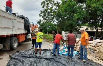 El camion de la SEN, que debia llegar a Bahia Negra, procede a bajar los alimentos para las familias de los ayoreos en el cierre de camino en la zona de Centinela, ya que las lluvias que se produjeron, dejaron intransitable los caminos de tierras en el Alto Paraguay.