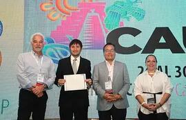 Urólogos de la Facultad de Medicina de la UNA fueron premiados por un trabajo investigativo sobre cáncer de pene, en Cancún, México.