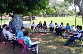 un-grupo-de-alumnos-del-colegio-santiago-ruiz-dan-clases-bajo-un-arbol-por-la-falta-de-aula--185944000000-1447612.jpg