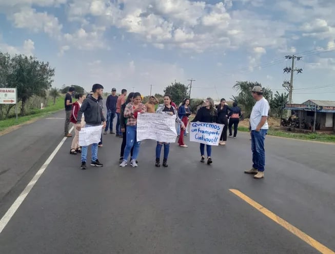 Grupo de estudiantes universitarios de Yby Pytã, Canindeyú, se manifiesta sobre la Ruta PY03 exigiendo transporte para el traslado a la UNICAN de Curuguaty.