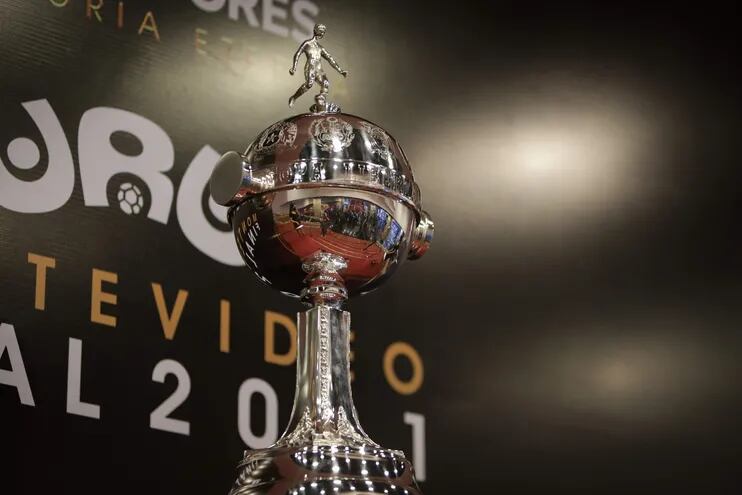 El trofeo de la Copa Libertadores exhibido en el Auditorio Nacional del Sodre en la ciudad de Montevideo.