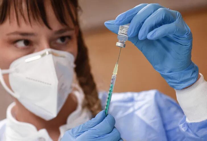 Una enfermera prepara una dosis de la vacuna Pfizer contra el Covid.