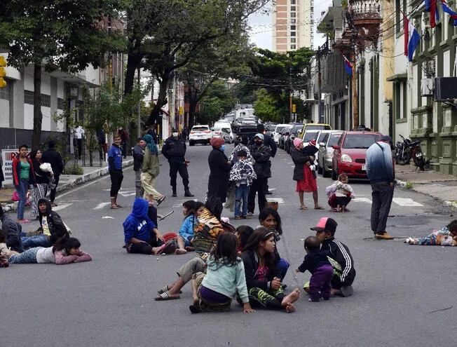 Parte del grupo de cien indígenas que ayer cerró la calle Eligio Ayala y Antequera. Están bajo hule en los alrededores de la plaza Uruguaya.