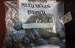 La droga hallada en el interior de un bolsón fue incautada como evidencia, según la Policía.
