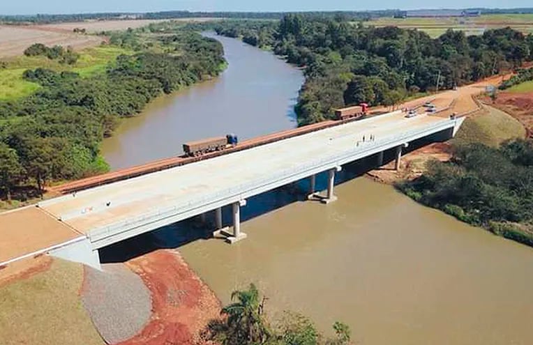 El puente de 120 metros de largo construido sobre el río Monday y une a los distritos de Minga Guazú y Los Cedrales.