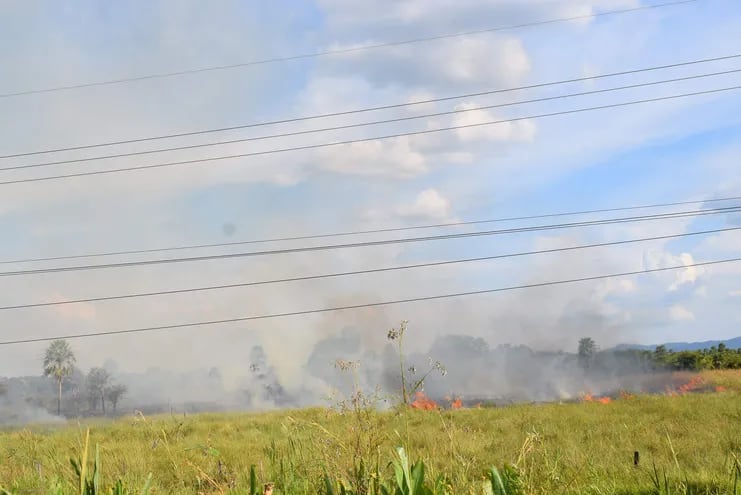 Bomberos intensifican lucha contra incendios en Carapeguá.
