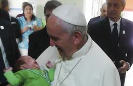el-papa-francisco-durante-la-visita-que-realizo-al-hospital-pediatrico-ninos-de-acosta-u-bendijo-a-un-pequeno-paciente--203246000000-1616002.jpg