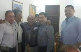 El intendente municipal de Gral. Díaz Carlos Romero (el primero de camisa blanca) junto a Horacio Cartes y Pedro Alliana.