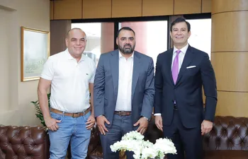 Los senadores colorados Basilio "Bachi" Núñez (i) y Silvio "Beto" Ovelar (d) junto al ministro de Deportes, César "Tigre" Ramírez.