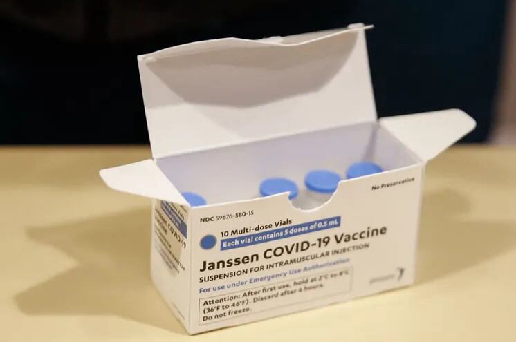 Las vacunas de Janssen, de Johnson & Johnson. Es de una sola dosis.