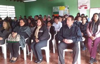Directivos, docentes y alumnos de la Escuela Nacional de Comercio "Mons. Ramón Pastor Bogarín", participaron de una charla educativa como parte de la semana recordatoria por el aniversario institucional.