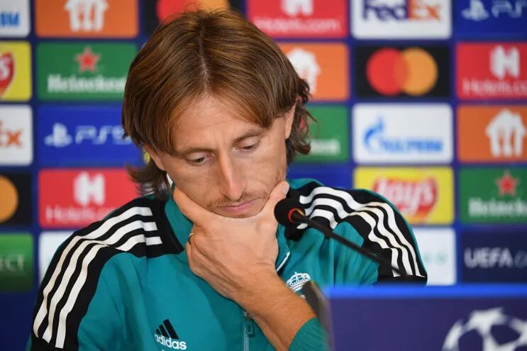 Real Madrid's Croatian midfielder Luka Modric attends a press conference at the Olympic Stadium in Kiev on October 18, 2021 on the eve of their UEFA Champions League football match against Shakhtar Donetsk. (Photo by Sergei SUPINSKY / AFP)