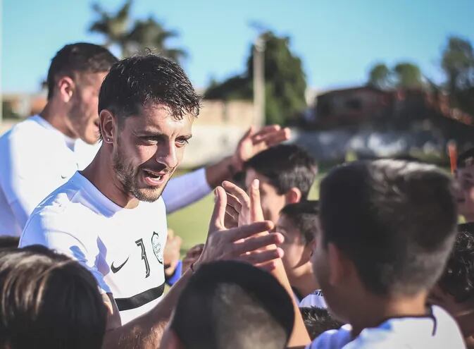 Alejandro Silva, jugador de Olimpia, saludando a niños en el entrenamiento del plantel en la Villa Olimpia, en Fernando de la Mora.