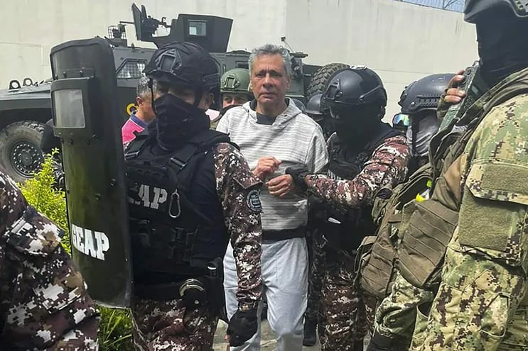 El exvicepresidente de Ecuador, Jorge Glas, rodeado de las fuerzas de seguridad a su ingreso en la prisión La Roca en Guayaquil.