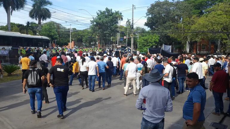 Intendentes se unen para protestar contra el plan “Hambre cero” en Asunción