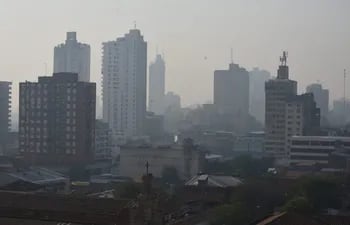 El humo cubrió la ciudad de Asunción y afectó considerablemente la calidad del aire.