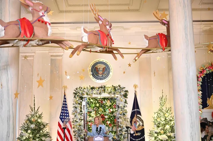 La Primera Dama de los Estados Unidos, Jill Biden, pronuncia un discurso durante la presentación de la decoración navideña de la Casa Blanca de 2023, en el Gran Vestíbulo de la Casa Blanca en Washington, DC