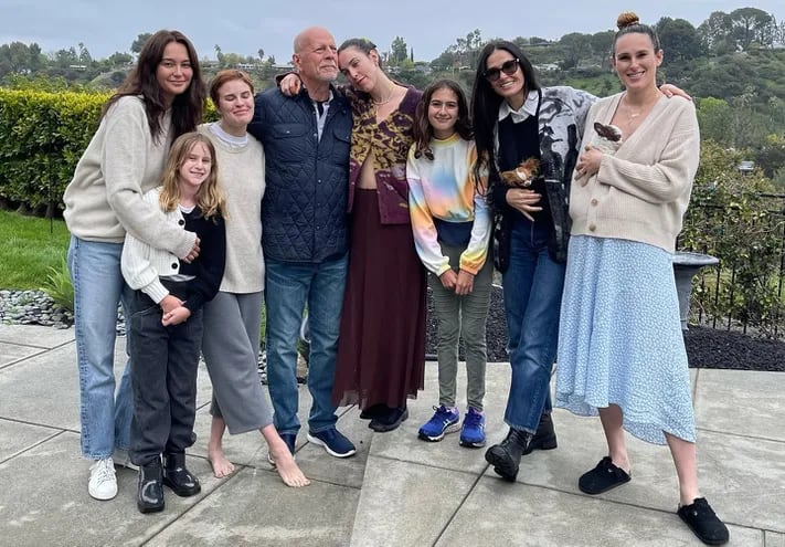 El cumpleañero Bruce Willis rodeado de las mujeres de su vida: su exesposa Demi Moore, su esposa Emma Heming y sus hijas: : Rumer, Scout, Tallulah, Evelyn y Mabel.