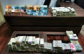 El dinero, en moneda nacional y extranjera, hallado en la oficina de arriba del local de Panorama.