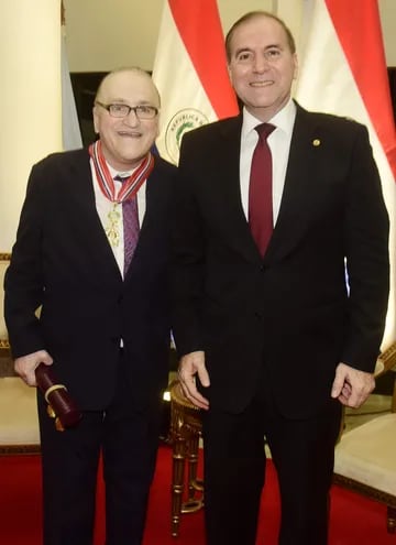 Nicolás Darío Latourrette Bo y el ministro de Relaciones Exteriores, Julio César Arriola Ramírez.