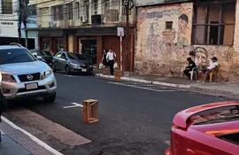 La PMT recuerda que se deben respetar los espacios pintados para estacionar en Asunción. En la foto, se observan estacionamientos para autos y para motos.