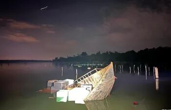 La embarcación con la carga de cigarrillos fue hallada parcialmente sumergida en el Lago de Itaipú.