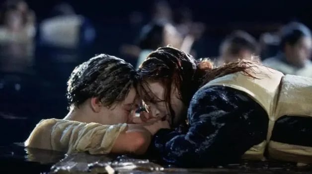 El icónico trozo de madera al que Rose (Kate Winslet) y Jack (Leonardo DiCaprio) se agarran en la escena final de la película ‘Titanic’ se vendió en una subasta por 718.750 dólares,