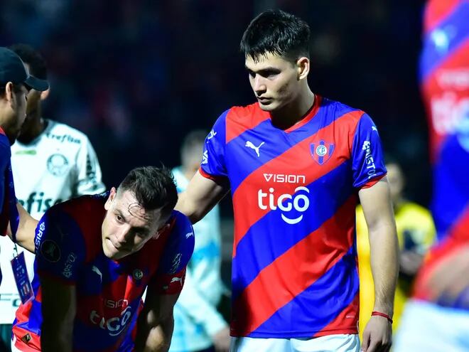 El argentino Diego Churín (i) y el paraguayo Wilder Viera (d), jugadores de Cerro Porteño, lamentan la derrota contra Palmeiras por la fase de grupos de la Copa Libertadores en el estadio La Nueva Olla, en Asunción.