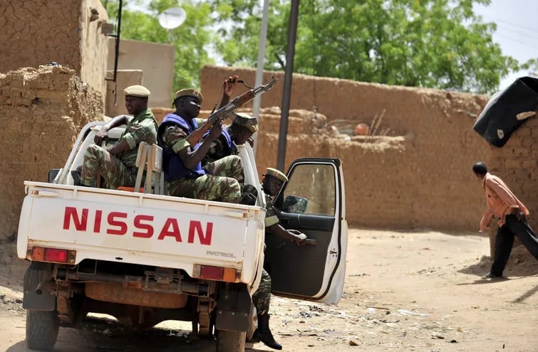 Soldados de Burkina Faso patrullan en una pick-up Gorom-Gorom, al norte del país, en una foto de archivo.