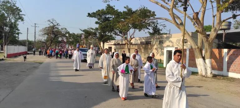 El obispo Gabriel Escobar y los sacerdotes de la zona encabezan la procesión del santo patrono. Fue esta mañana en Puerto Casado.